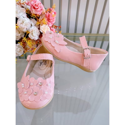 Sapatinho Rosa Verniz Com Florzinhas e Strass Batizado