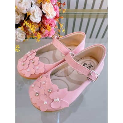 Sapatinho Rosa Verniz Com Florzinhas e Strass Batizado
