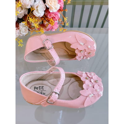 Sapatinho Rosa Verniz Com Florzinhas e Strass Batizado