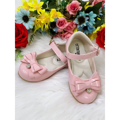 Sapatinho Rosa Verniz Com Lacinho e Florzinha de Strass