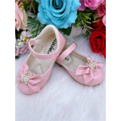 Sapatinho Rosa Verniz Com Lacinho e Pérolas Strass