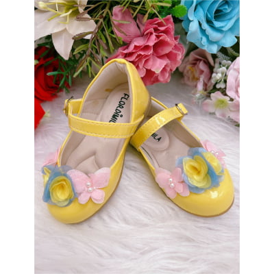 Sapatinho Amarelo Verniz Aplique Borboleta e Flor