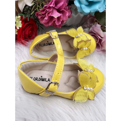 Sapatinho Amarelo Verniz C/ Aplique Borboleta Luxo Glitter