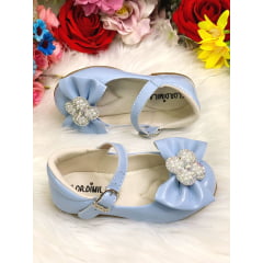 Sapatinho Azul Bebê Verniz C/ Lacinho e Flor Strass Pérolas