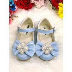 Sapatinho Azul Bebê Verniz C/ Lacinho e Flor Strass Pérolas