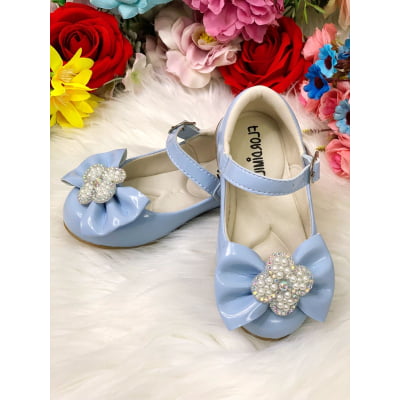 Sapatinho Azul Bebê Verniz C/ Lacinho e Flor Strass Pérolas