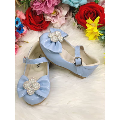 Sapatinho Azul Bebê Verniz C/ Lacinho e Flor Strass Pérolas