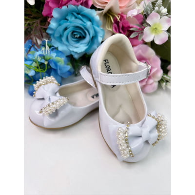 Sapatinho Branco de Lacinho Com Pérolas e Strass Luxo