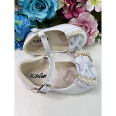 Sapatinho Branco de Lacinho Com Pérolas e Strass Luxo