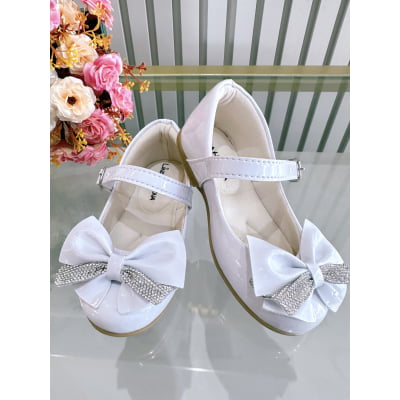 Sapatinho Branco Verniz Aplique de Lacinho Com Strass Luxo