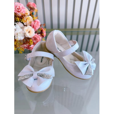 Sapatinho Branco Verniz Aplique de Lacinho Com Strass Luxo