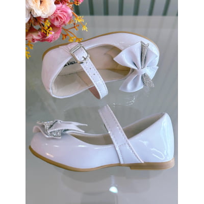 Sapatinho Branco Verniz Aplique de Lacinho Com Strass Luxo