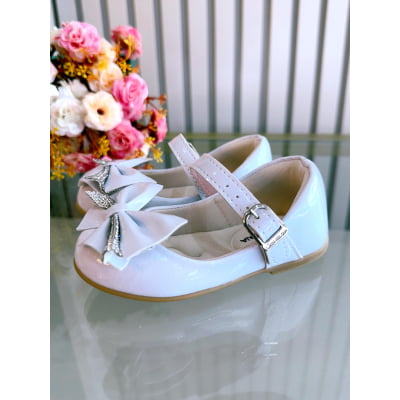Sapatinho Branco Verniz Aplique de Lacinho Com Strass Luxo