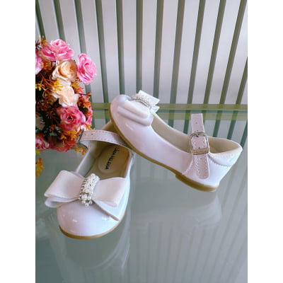 Sapatinho Branco Verniz Aplique de Lacinho e Strass Glitter