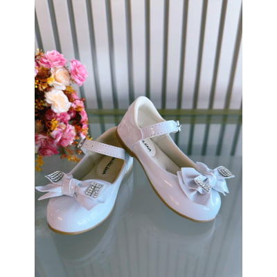 Sapatinho Branco Verniz C/ Aplique de Lacinho e Strass