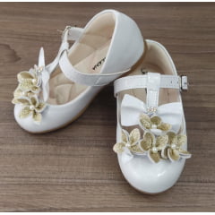Sapatinho Branco Verniz C/ Aplique Flores Dourado e Lacinho