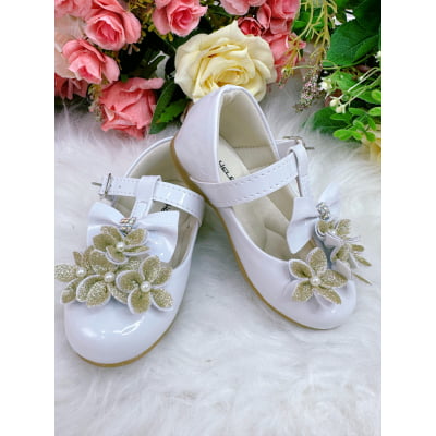 Sapatinho Branco Verniz C/ Aplique Flores Dourado e Lacinho