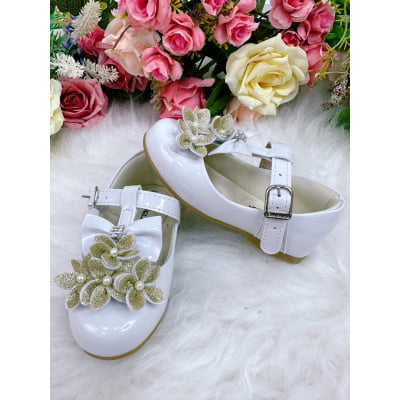 Sapatinho Branco Verniz C/ Aplique Flores Dourado e Lacinho