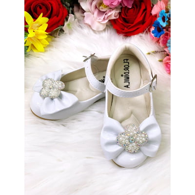 Sapatinho Branco Verniz C/ Lacinho e Flor Strass e Pérolas