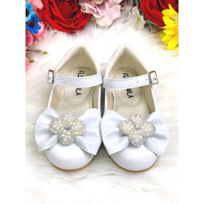 Sapatinho Branco Verniz C/ Lacinho e Flor Strass e Pérolas