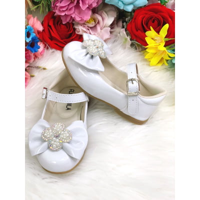 Sapatinho Branco Verniz C/ Lacinho e Flor Strass e Pérolas
