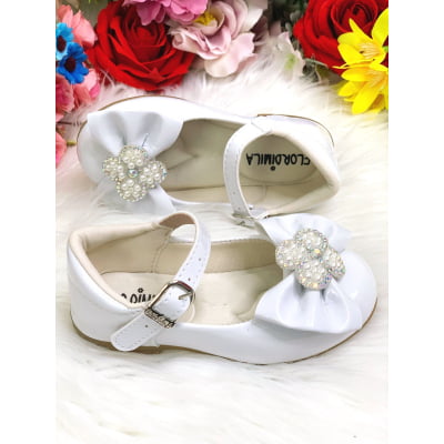 Sapatinho Branco Verniz C/ Lacinho e Flor Strass e Pérolas