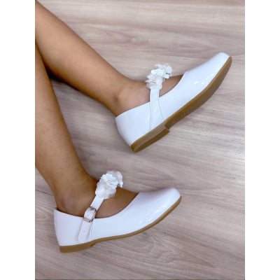 Sapatinho Branco Verniz Com Aplique de Flores Luxo