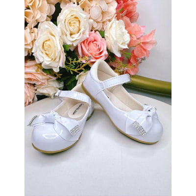 Sapatinho Branco Verniz Com Aplique Lacinho e Strass