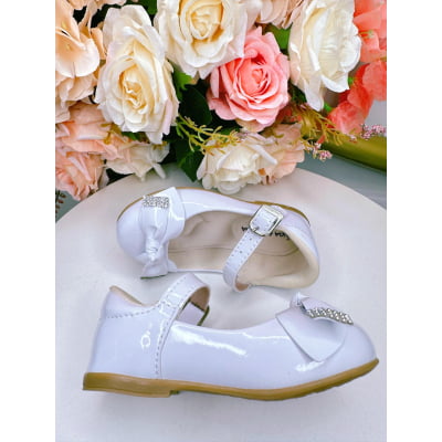 Sapatinho Branco Verniz Com Aplique Lacinho e Strass