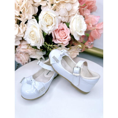 Sapatinho Branco Verniz Com Aplique Lacinho e Strass