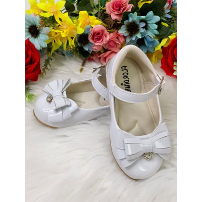 Sapatinho Branco Verniz Com Lacinho e Florzinha de Strass
