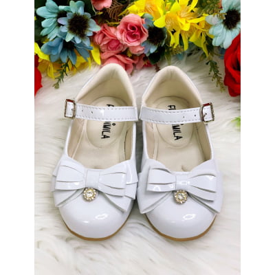 Sapatinho Branco Verniz Com Lacinho e Florzinha de Strass