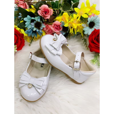 Sapatinho Branco Verniz Com Lacinho e Florzinha de Strass