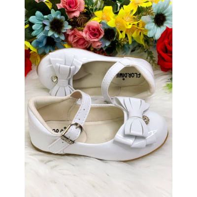Sapatinho Branco Verniz Com Lacinho e Florzinha de Strass
