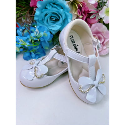 Sapatinho Branco Verniz de Lacinho C/ Strass e Pérolas