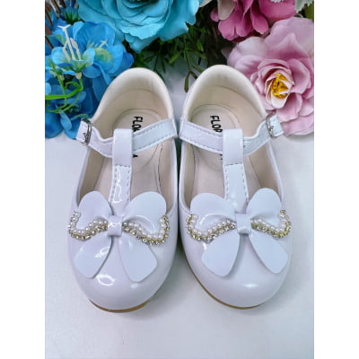 Sapatinho Branco Verniz de Lacinho C/ Strass e Pérolas