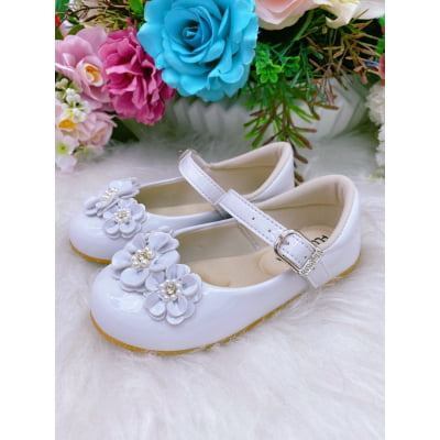 Sapatinho Branco Verniz Flor Pérolas e Strass