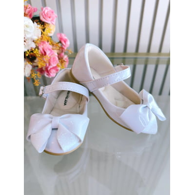 Sapatinho Branco Verniz Luxo Com Aplique de Lacinho