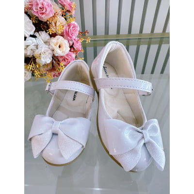 Sapatinho Branco Verniz Luxo Com Aplique de Lacinho