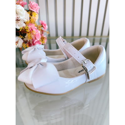 Sapatinho Branco Verniz Luxo Com Aplique de Lacinho