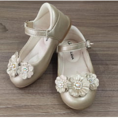 Sapatinho Dourado Verniz Com Florzinhas Pérolas e Strass