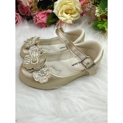 Sapatinho Dourado Verniz Com Florzinhas Pérolas e Strass