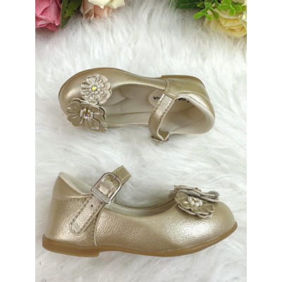 Sapatinho Dourado Verniz Com Florzinhas Pérolas e Strass