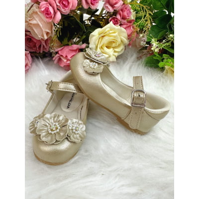 Sapatinho Dourado Verniz Com Florzinhas Pérolas e Strass