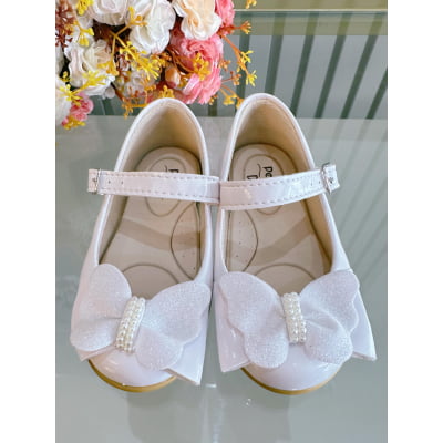 Sapatinho Infantil Branco Verniz C/ Aplique Borboleta Luxo