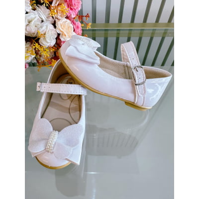 Sapatinho Infantil Branco Verniz C/ Aplique Borboleta Luxo