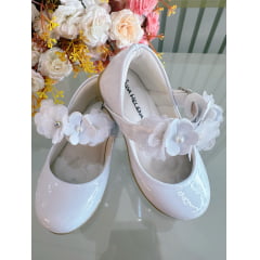 Sapatinho Infantil Branco Verniz Com Aplique de Flores Luxo
