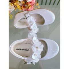 Sapatinho Infantil Branco Verniz Com Aplique de Flores Luxo
