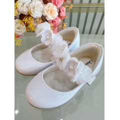 Sapatinho Infantil Branco Verniz Com Aplique de Flores Luxo