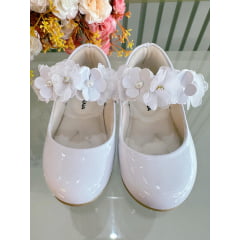 Sapatinho Infantil Branco Verniz Com Aplique de Flores Luxo